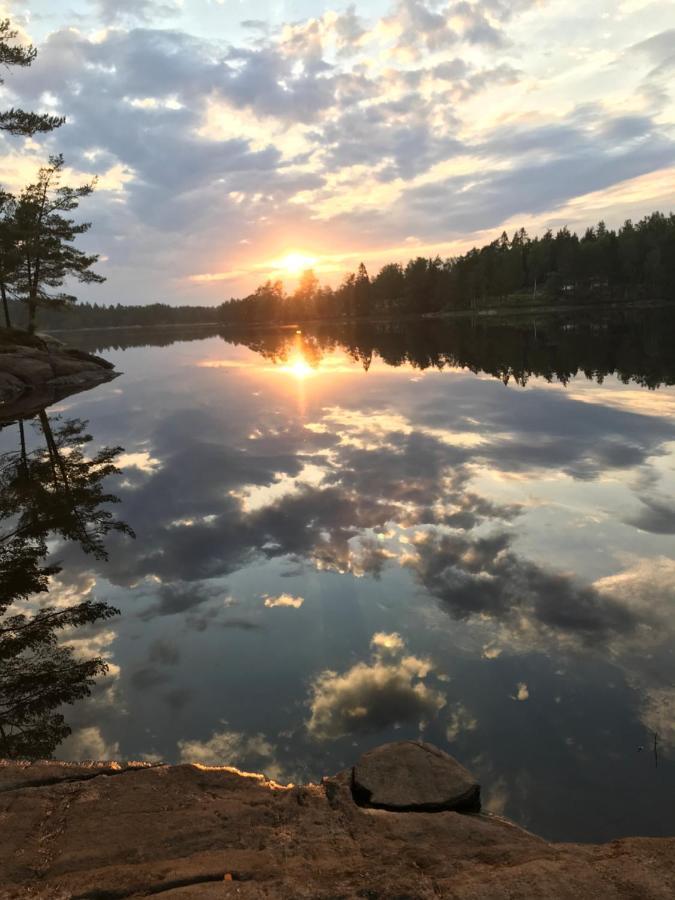 Bjoersjoeas Vildmark - Small Camping Cabin Close To Nature Olofstorp Екстер'єр фото